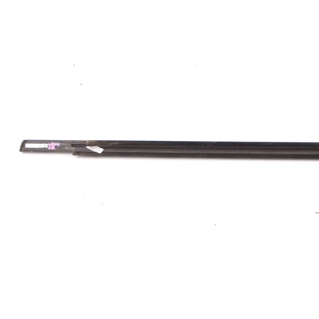 Fensterleiste Türverkleidung vorne rechts für Mercedes ML W164 mit Teilenummer A1646902080 Mercedes ML W164 Fensterleiste Türverkleidung vorne rechts - SKU A1646902080 - Teilenummer A1646902080