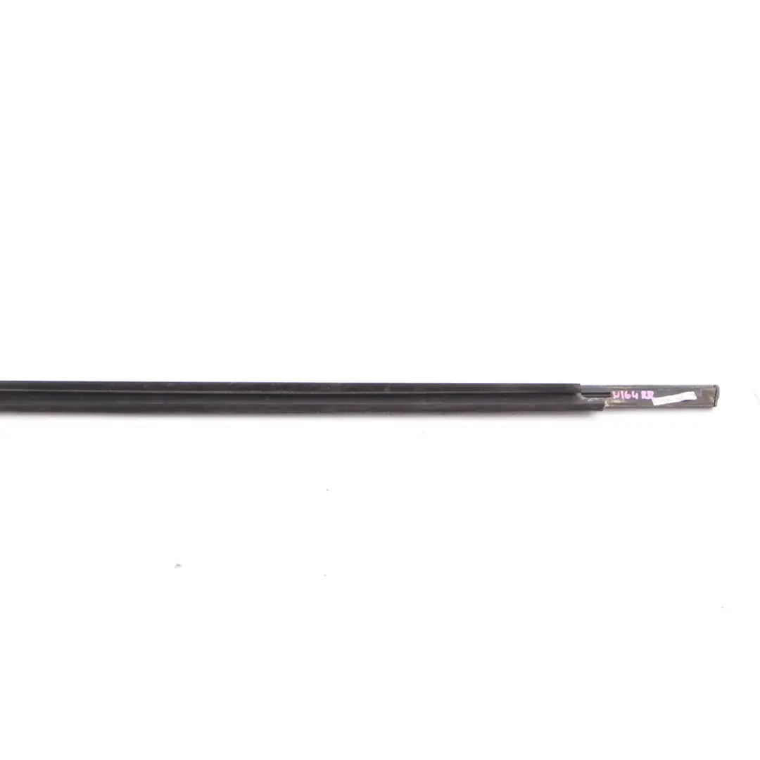 Bande Fenêtre Mercedes ML W164 Moulure Porte Arrière Droite Standard pour à propos du numéro de pièce A1646902280 Bande Fenêtre Mercedes ML W164 Moulure Porte Arrière Droite Standard - SKU A1646902280 - Numéro de pièce A1646902280
