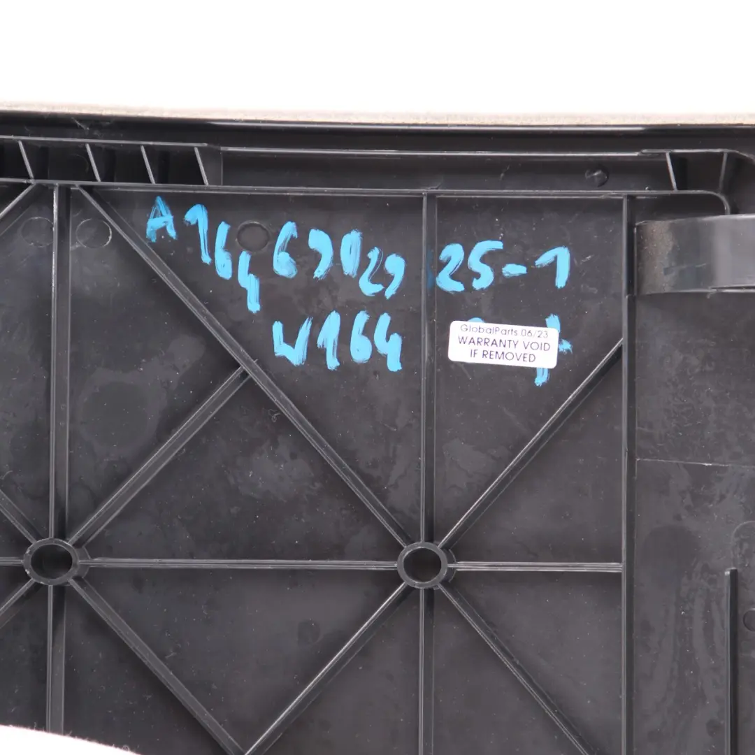 Coperchio laterale del bagagliaio destro Grigio per Mercedes ML W164 con numero di parte A1646903025 Mercedes ML W164 Coperchio laterale del bagagliaio destro Grigio - SKU A1646903025-1 - Numero di parte A1646903025