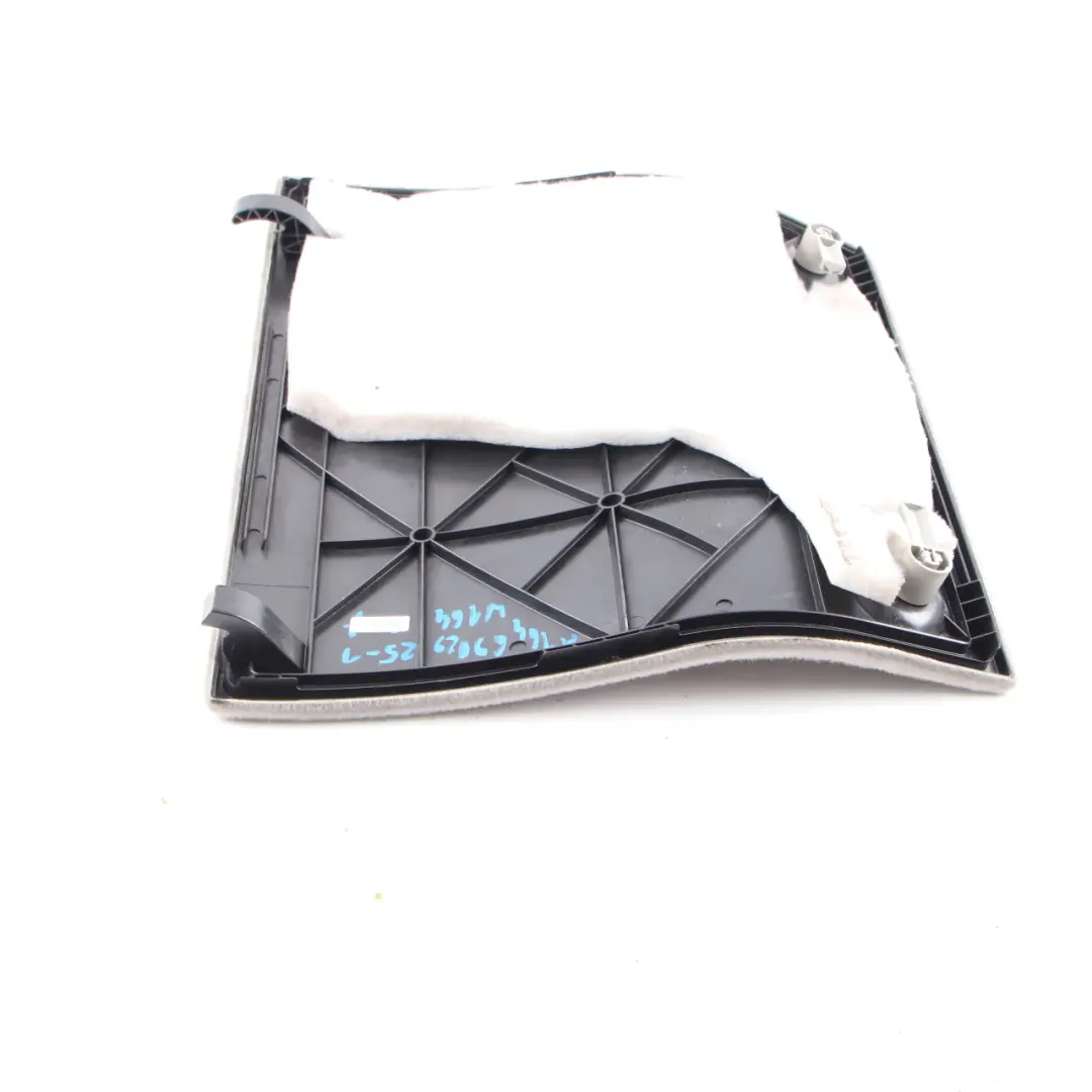 Couvercle du panneau latéral droit du coffre Gris pour Mercedes ML W164 à propos du numéro de pièce A1646903025 Mercedes ML W164 Couvercle du panneau latéral droit du coffre Gris - SKU A1646903025-1 - Numéro de pièce A1646903025