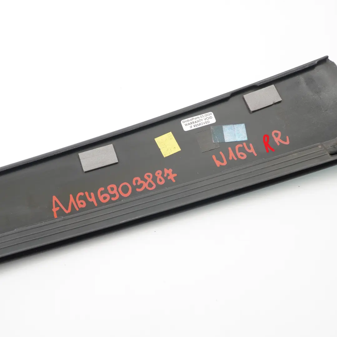 Coprire B Pilastro Striscia posteriore destra per Mercedes W164 con numero di parte A1646903887 Mercedes W164 Coprire B Pilastro Striscia posteriore destra - SKU A1646903887 - Numero di parte A1646903887