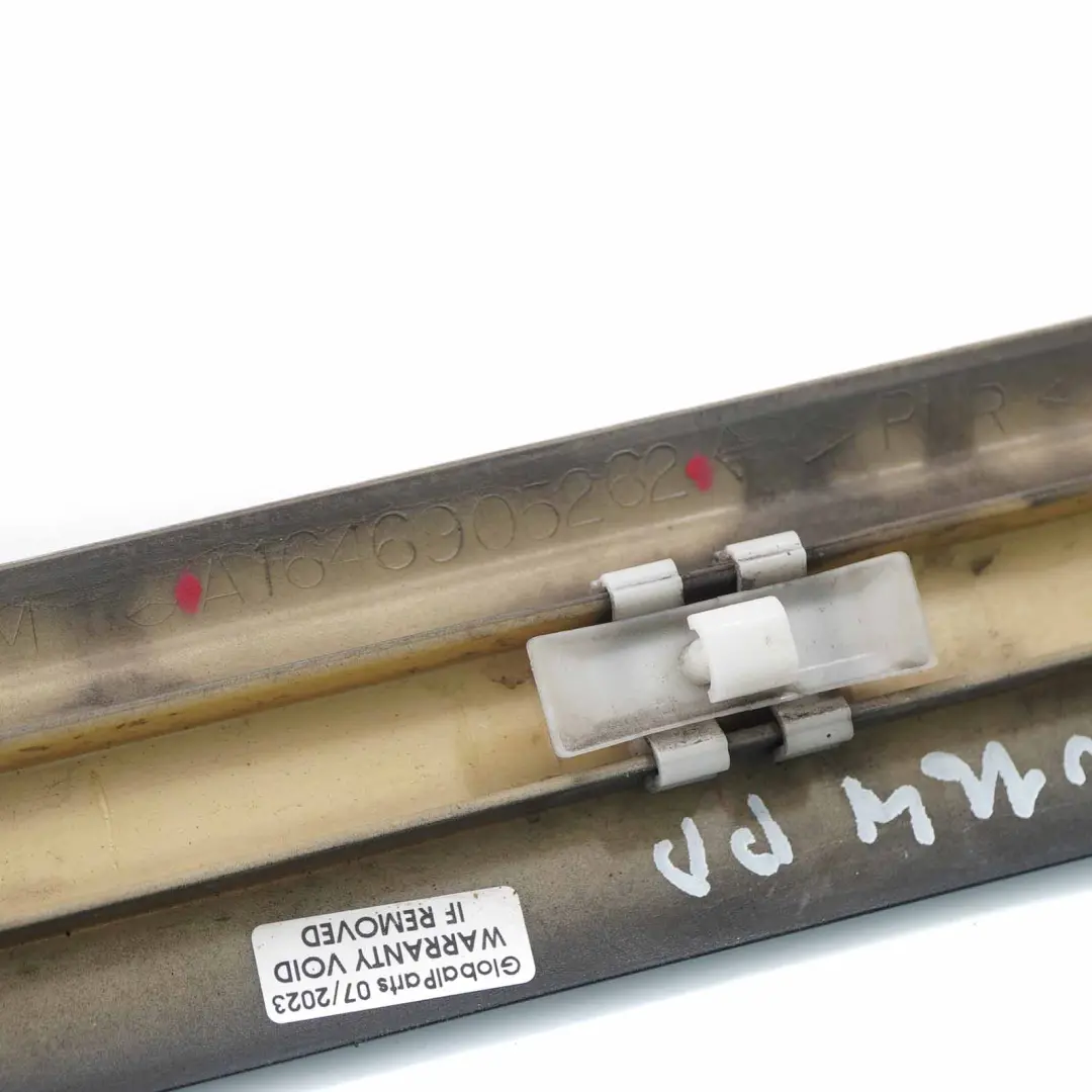 Modanatura porta anteriore destra Striscia Nero Ossidiana per Mercedes ML W164 con numero di parte A1646905262 Mercedes ML W164 Modanatura porta anteriore destra Striscia Nero Ossidiana - SKU A1646905262-OB - Numero di parte A1646905262