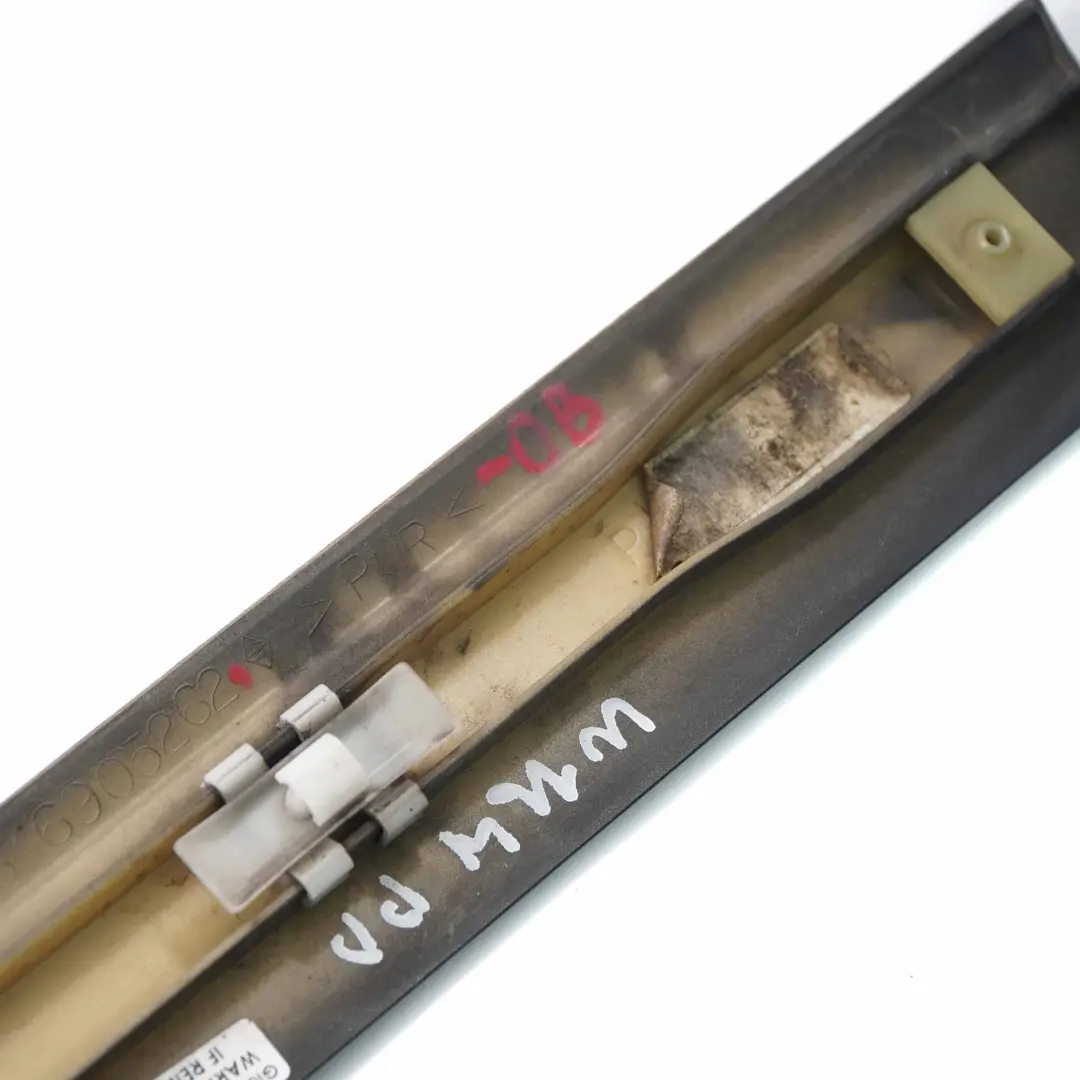 Türleiste vorne rechts Strip Obsidian Schwarz für Mercedes ML W164 mit Teilenummer A1646905262 Mercedes ML W164 Türleiste vorne rechts Strip Obsidian Schwarz - SKU A1646905262-OB - Teilenummer A1646905262