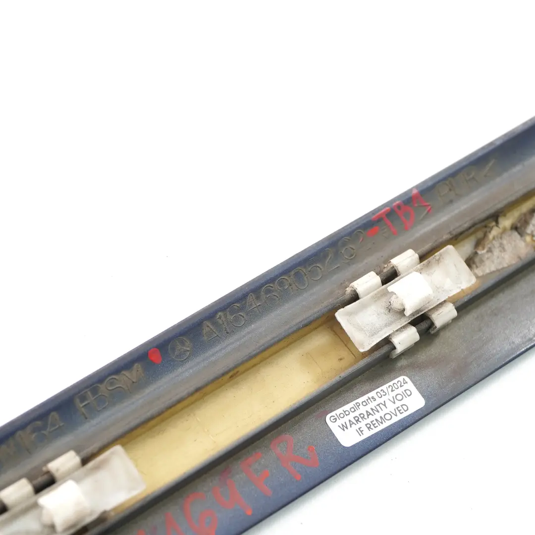 Moldura de puerta delantera derecha Strip Tanzanite Blue - 359 para Mercedes ML W164 con número de pieza A1646905262 Mercedes ML W164 Moldura de puerta delantera derecha Strip Tanzanite Blue - 359 - SKU A1646905262-TB1 - Número de pieza A1646905262