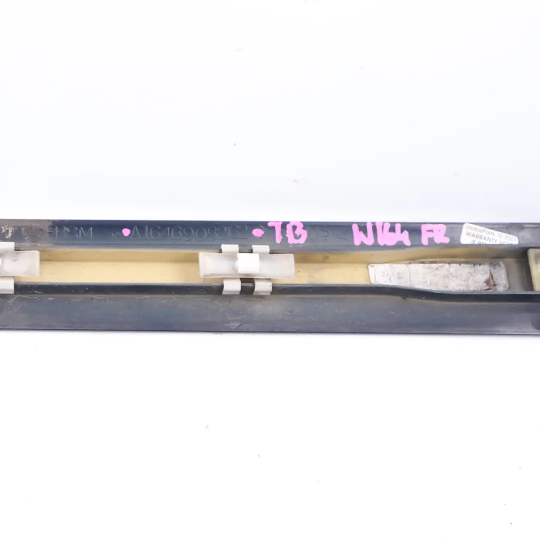 Moldura puerta delantera derecha Tira Negro Obsidiana para Mercedes ML W164 con número de pieza A1646905262 Mercedes ML W164 Moldura puerta delantera derecha Tira Negro Obsidiana - SKU A1646905262-TB - Número de pieza A1646905262
