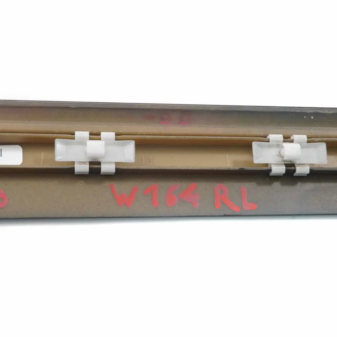 Baguette de garniture de porte arrière gauche Noir Obsidien 197 pour Mercedes ML W164 à propos du numéro de pièce A1646905362 Mercedes ML W164 Baguette de garniture de porte arrière gauche Noir Obsidien 197 - SKU A1646905362-OB - Numéro de pièce A1646905362