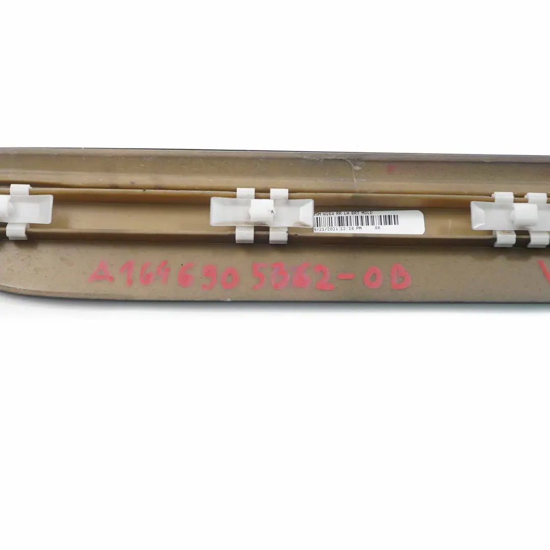 Baguette de garniture de porte arrière gauche Noir Obsidien 197 pour Mercedes ML W164 à propos du numéro de pièce A1646905362 Mercedes ML W164 Baguette de garniture de porte arrière gauche Noir Obsidien 197 - SKU A1646905362-OB - Numéro de pièce A1646905362