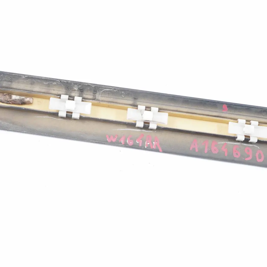 Embellecedor Puerta Trasera Derecha Obsidian Black 197 para Mercedes ML W164 con número de pieza A1646905462 Mercedes ML W164 Embellecedor Puerta Trasera Derecha Obsidian Black 197 - SKU A1646905462-OB - Número de pieza A1646905462