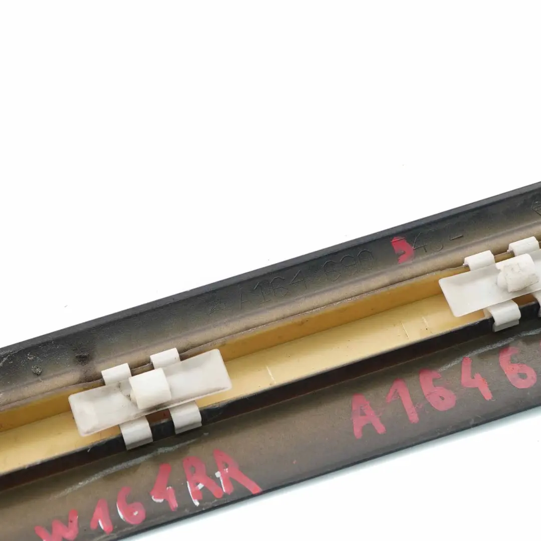 Garniture de Porte Arrière Droite Bande Noir Obsidien - 197 pour Mercedes ML W164 à propos du numéro de pièce A1646905462 Mercedes ML W164 Garniture de Porte Arrière Droite Bande Noir Obsidien - 197 - SKU A1646905462-OB - Numéro de pièce A1646905462