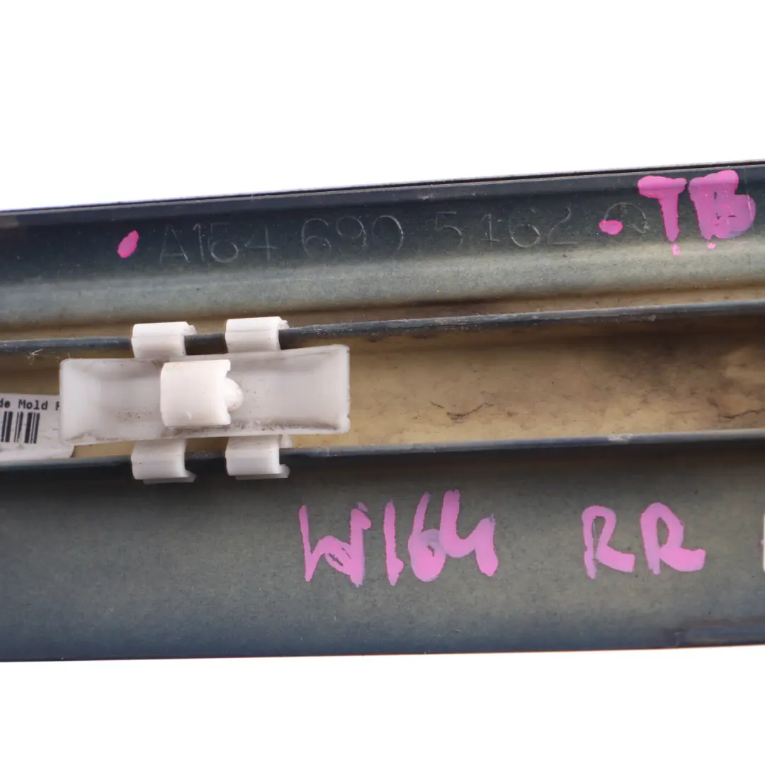 Garniture Porte Arrière Droite Bande Moulage Tanzanite Bleu 359 pour Mercedes ML W164 à propos du numéro de pièce A1646905462 Mercedes ML W164 Garniture Porte Arrière Droite Bande Moulage Tanzanite Bleu 359 - SKU A1646905462-TB - Numéro de pièce A1646905462