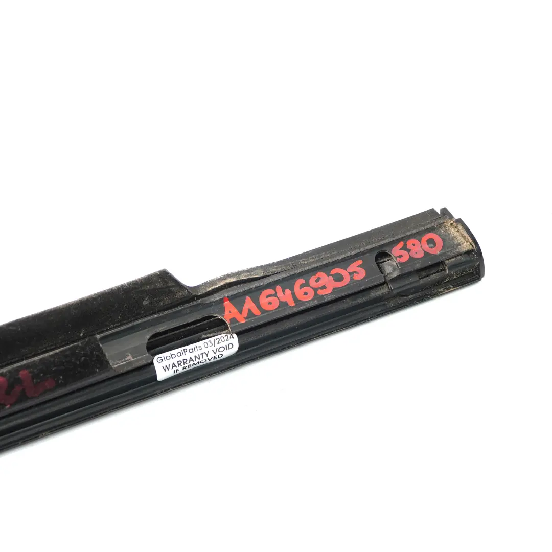 Moldura de la ventana de la puerta trasera izquierda para Mercedes W164 con número de pieza A1646905580 Mercedes W164 Moldura de la ventana de la puerta trasera izquierda - SKU A1646905580 - Número de pieza A1646905580