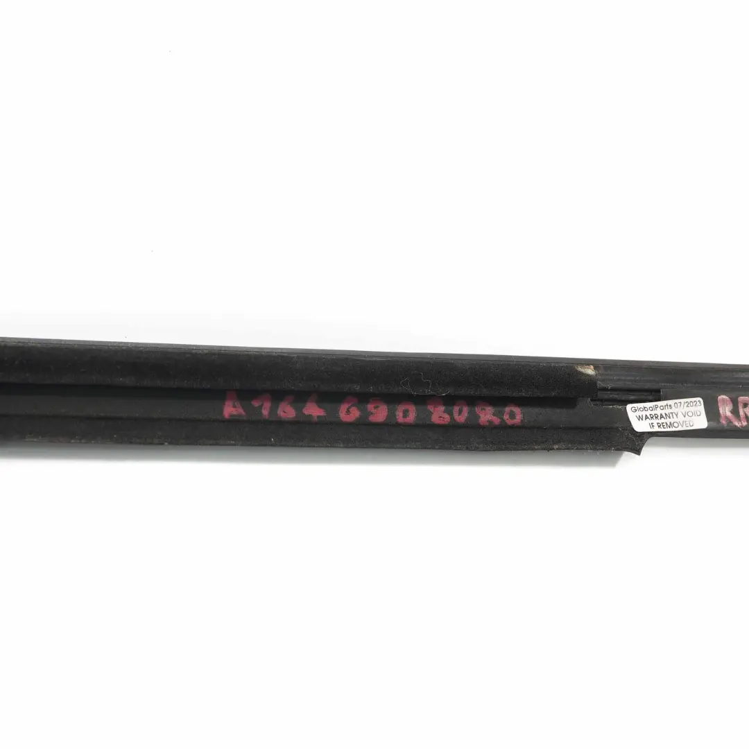 Finestra Striscia Porta Posteriore Destra Cromata per Mercedes W164 con numero di parte A1646908080 Mercedes W164 Finestra Striscia Porta Posteriore Destra Cromata - SKU A1646908080 - Numero di parte A1646908080