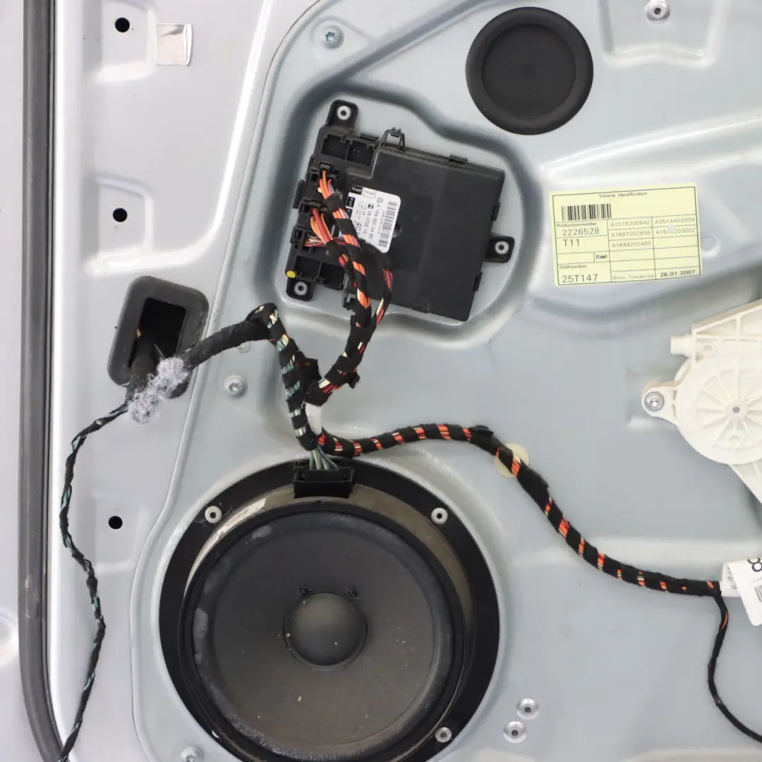 Tür vorne rechts Iridium Silber Metallic - 775 für Mercedes W164 mit Teilenummer A1647200205 Mercedes W164 Tür vorne rechts Iridium Silber Metallic - 775 - SKU A1647200205-IRS - Teilenummer A1647200205