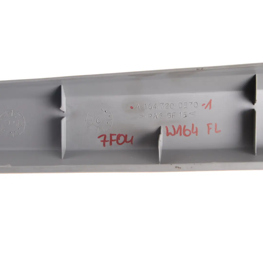 Cadre Fenêtre Porte Recouvrement Gris Avant Gauche pour Mercedes ML W164 à propos du numéro de pièce A1647200570 Mercedes ML W164 Cadre Fenêtre Porte Recouvrement Gris Avant Gauche - SKU A1647200570-1 - Numéro de pièce A1647200570