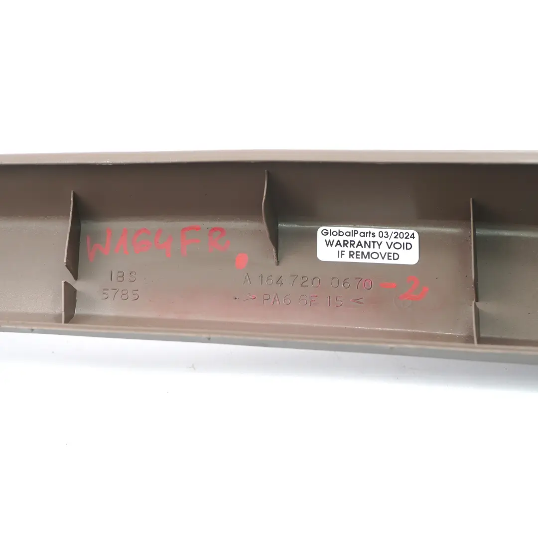 Türfenster Rahmen Trim Abdeckung braun vorne rechts für Mercedes ML W164 mit Teilenummer A1647200670 Mercedes ML W164 Türfenster Rahmen Trim Abdeckung braun vorne rechts - SKU A1647200670-2 - Teilenummer A1647200670