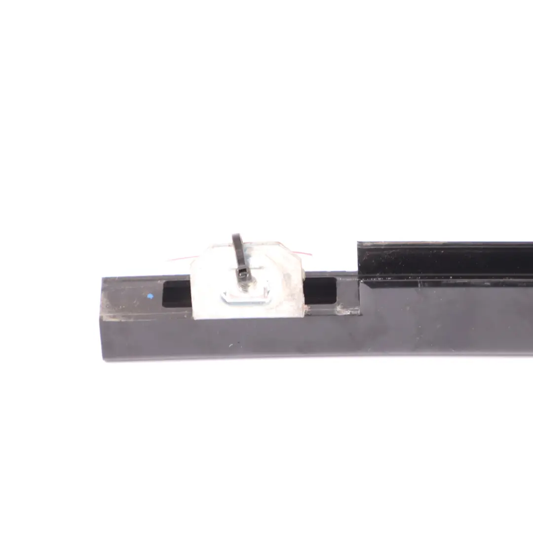 Striscia finestrino porta posteriore sinistra per Mercedes GL X164 con numero di parte A1647300519 Mercedes GL X164 Striscia finestrino porta posteriore sinistra - SKU A1647300519 - Numero di parte A1647300519