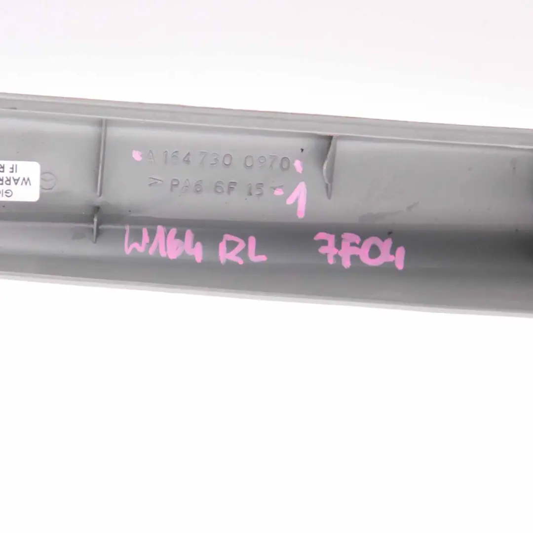 Coperchio telaio finestrino posteriore sinistro Grigio per Mercedes W164 con numero di parte A1647300970 Mercedes W164 Coperchio telaio finestrino posteriore sinistro Grigio - SKU A1647300970-1 - Numero di parte A1647300970