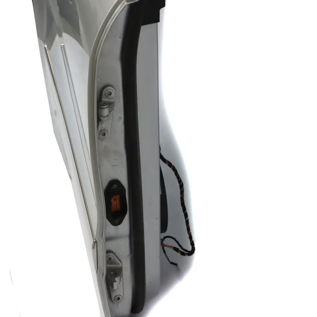 Puerta Trasera Derecha Iridium Silver Metallic - 775 para Mercedes ML W164 con número de pieza A1647301005 Mercedes ML W164 Puerta Trasera Derecha Iridium Silver Metallic - 775 - SKU A1647301005-IRS - Número de pieza A1647301005