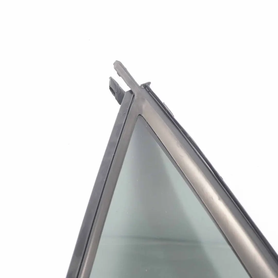 Vitrage Arrière Gauche Porte Triangle Teinté AS3 pour Mercedes W164 à propos du numéro de pièce A1647302555 Mercedes W164 Vitrage Arrière Gauche Porte Triangle Teinté AS3 - SKU A1647302555 - Numéro de pièce A1647302555