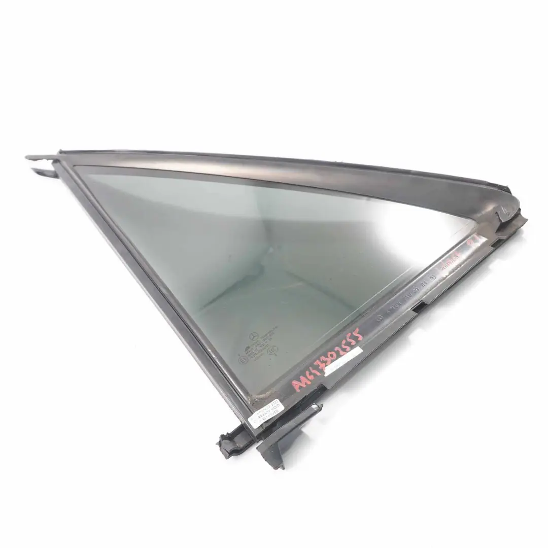 Fensterscheibe hinten links Türdreieck getönt AS3 für Mercedes W164 mit Teilenummer A1647302555 Mercedes W164 Fensterscheibe hinten links Türdreieck getönt AS3 - SKU A1647302555 - Teilenummer A1647302555