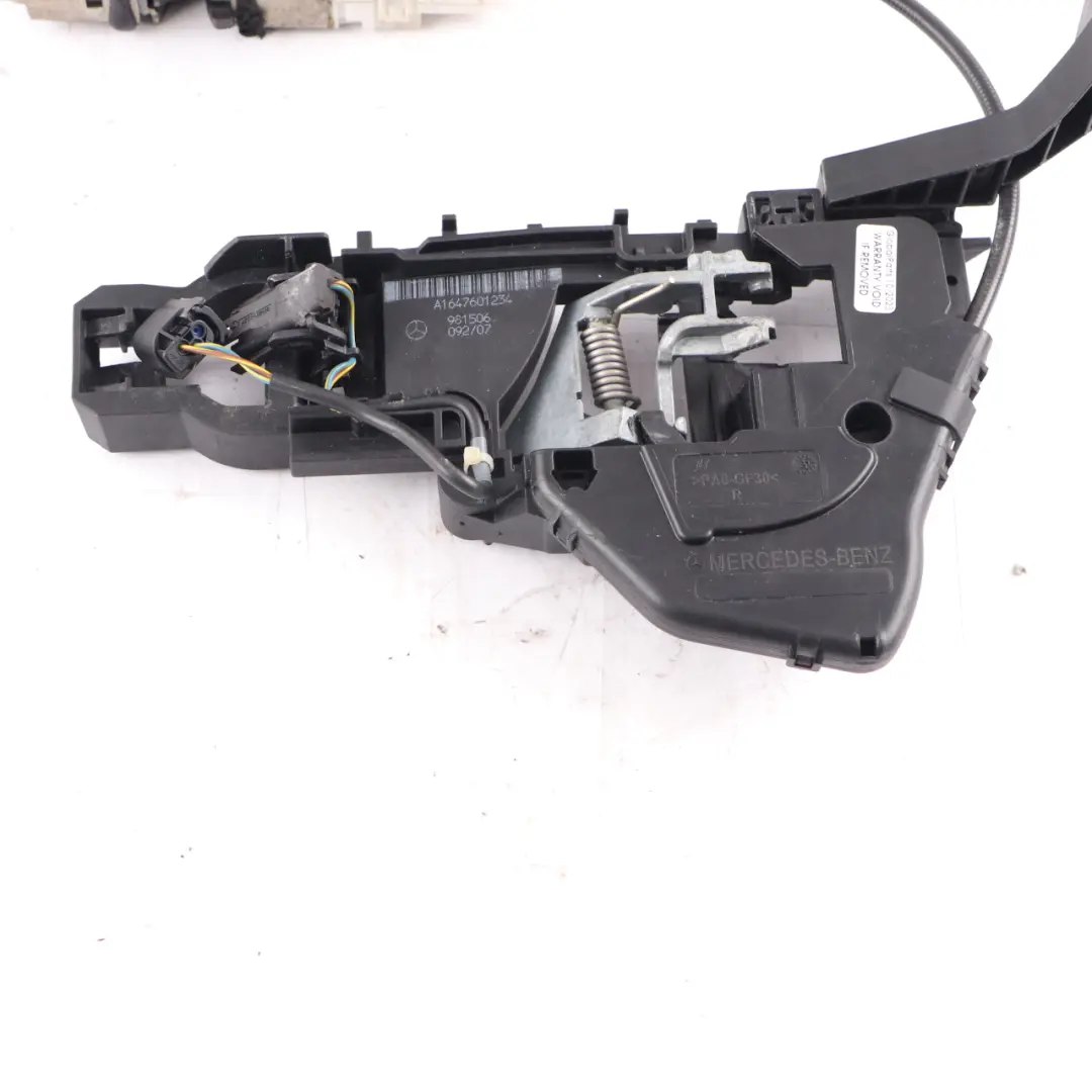 Mercedes W164 Actuador del mecanismo Cierre Puerta trasera derecha A1697302235 - SKU A1647302635 - Número de pieza A1647302635