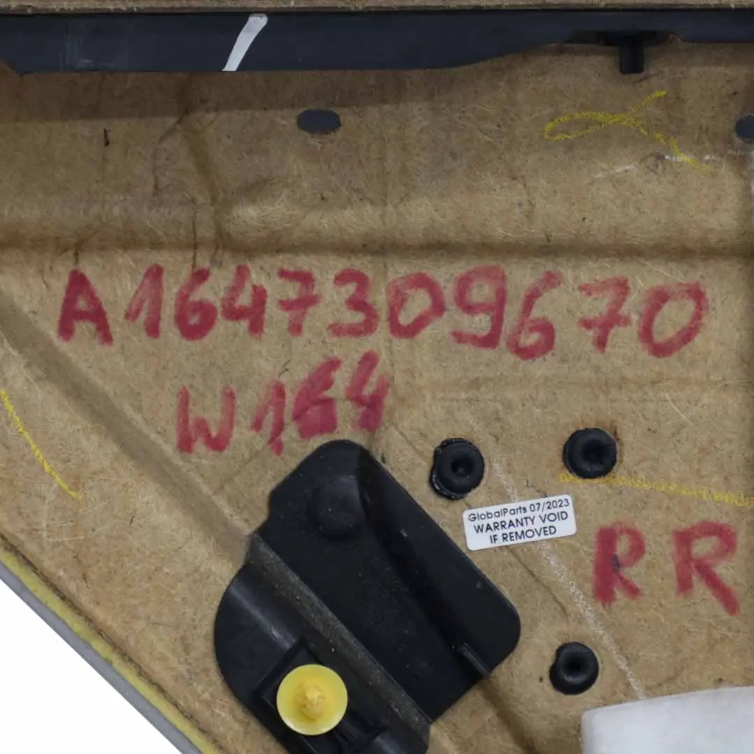 Tarjeta de Puerta Trasera Derecha Recubrimiento A1647301470 para Mercedes ML W164 con número de pieza A1647309670 Mercedes ML W164 Tarjeta de Puerta Trasera Derecha Recubrimiento A1647301470 - SKU A1647309670 - Número de pieza A1647309670