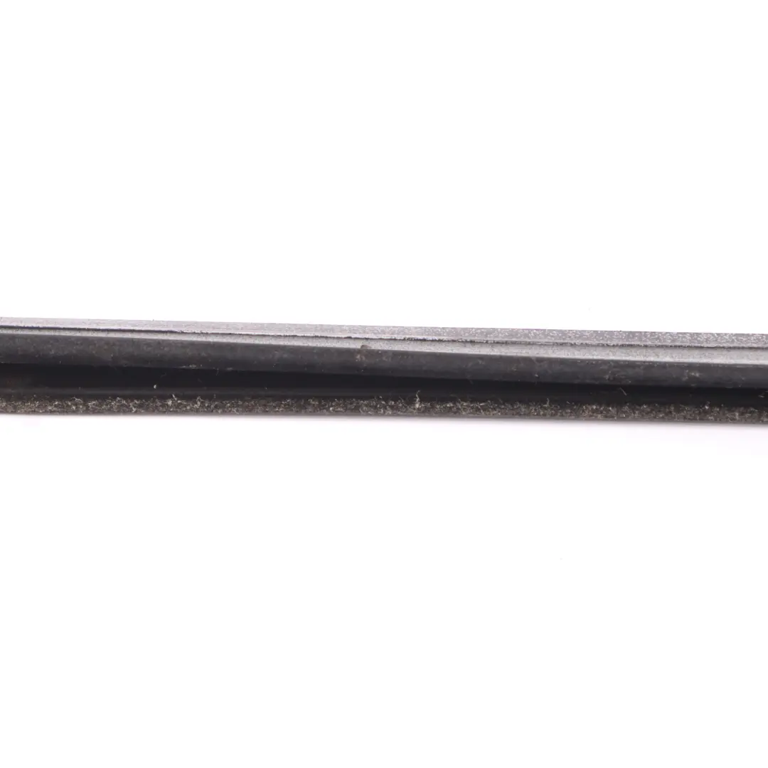 Joint Vitrage Porte Arrière Gauche Joint Cadre pour Mercedes GL X164 à propos du numéro de pièce A1647350525 Mercedes GL X164 Joint Vitrage Porte Arrière Gauche Joint Cadre - SKU A1647350525 - Numéro de pièce A1647350525