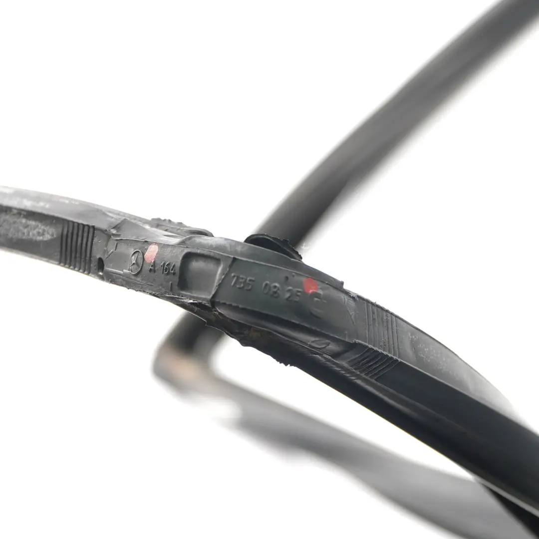 Puerta Trasera Derecha Ventana Guia Junta De Sellado para Mercedes W164 con número de pieza A1647350825 Mercedes W164 Puerta Trasera Derecha Ventana Guia Junta De Sellado - SKU A1647350825 - Número de pieza A1647350825