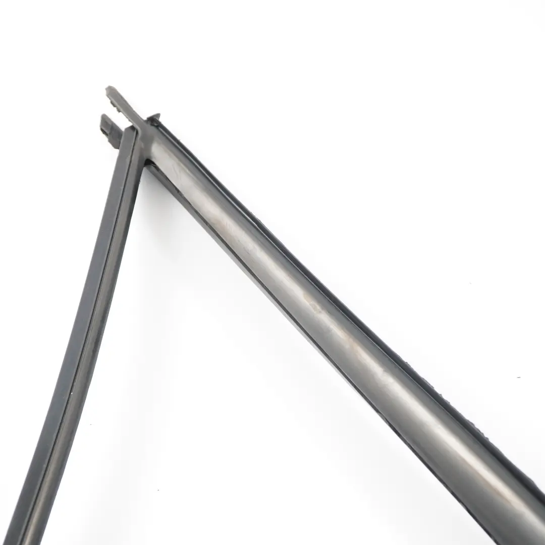 Cadre de Vitrage Arrière Gauche Porte Triangle Strip pour Mercedes W164 à propos du numéro de pièce A1647350924 Mercedes W164 Cadre de Vitrage Arrière Gauche Porte Triangle Strip - SKU A1647350924 - Numéro de pièce A1647350924