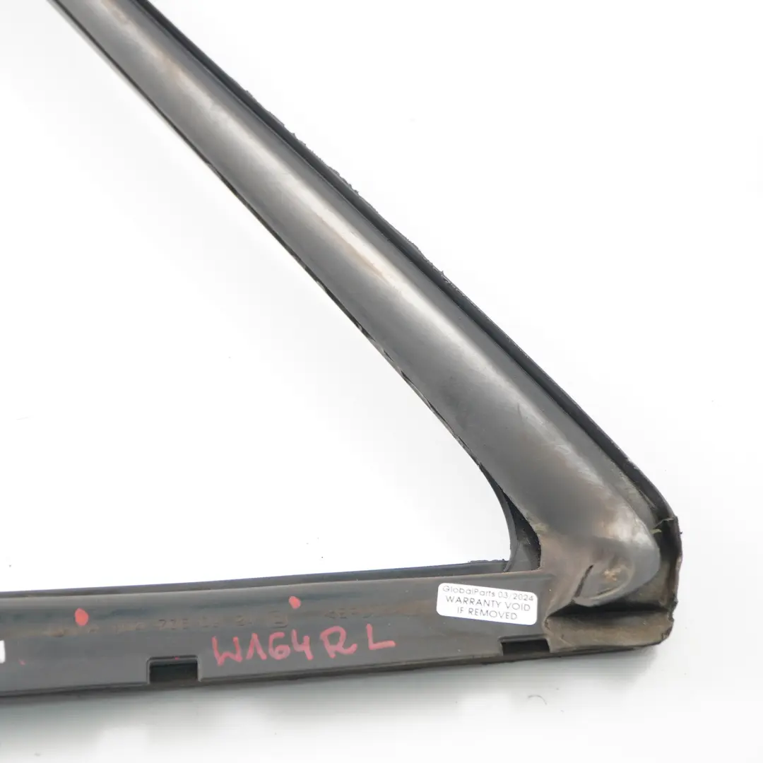Mercedes W164 Cadre de Vitrage Arrière Gauche Porte Triangle Strip - SKU A1647350924 - Numéro de pièce A1647350924