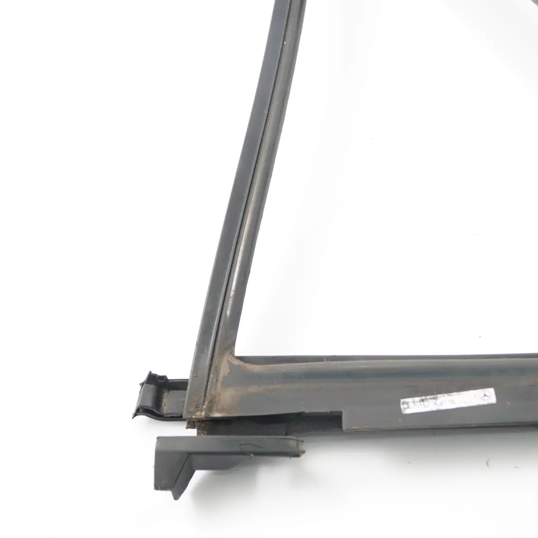 Mercedes W164 Cadre de Vitrage Arrière Gauche Porte Triangle Strip - SKU A1647350924 - Numéro de pièce A1647350924