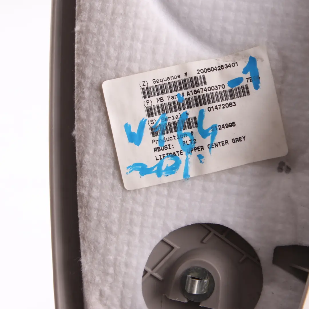 Heckklappe Obere Verkleidung Kofferraumabdeckung Oben Mitte Grau für Mercedes W164 mit Teilenummer A1647400370 Mercedes W164 Heckklappe Obere Verkleidung Kofferraumabdeckung Oben Mitte Grau - SKU A1647400370-1 - Teilenummer A1647400370