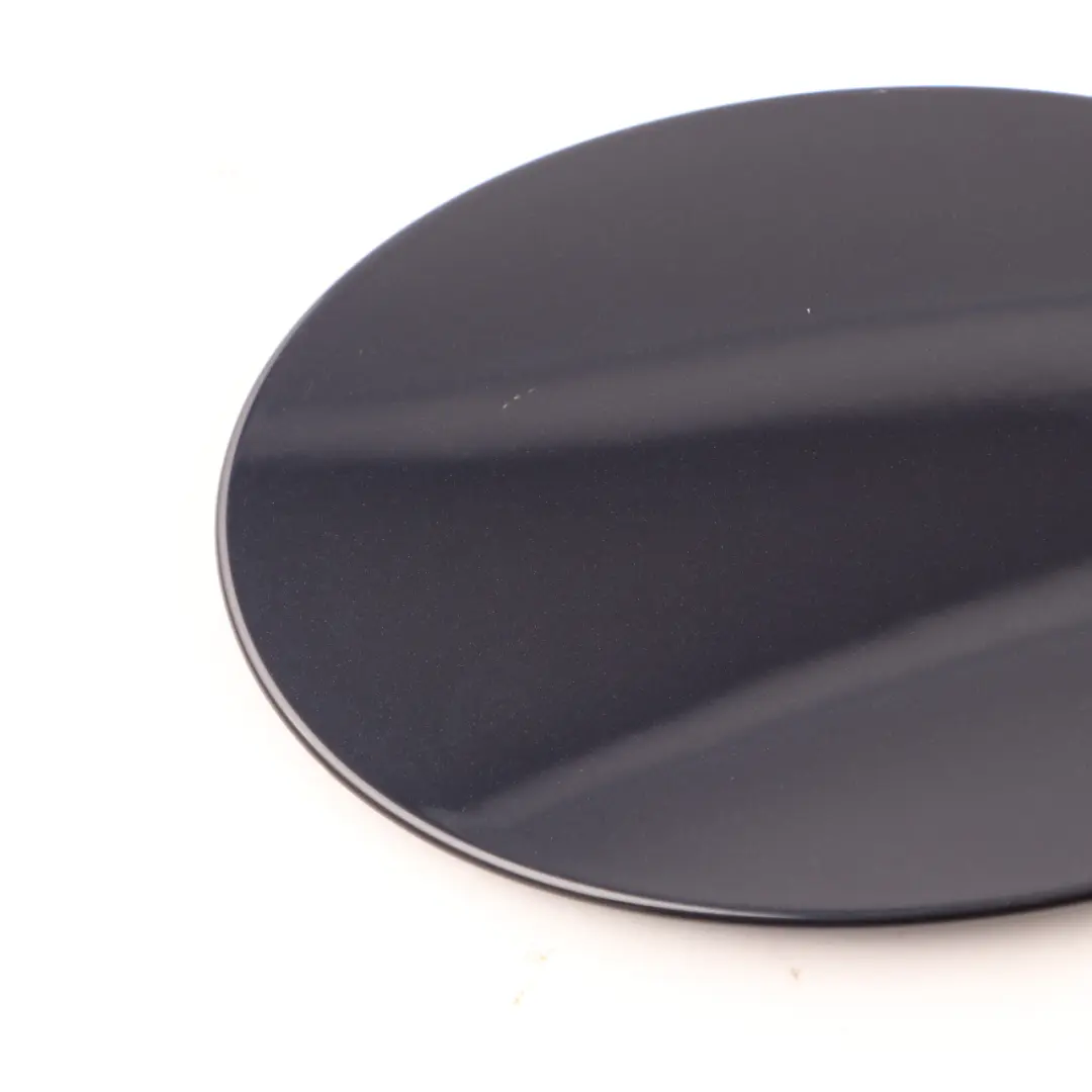 Kraftstoff Tank Deckel Abdeckung Tansanitblau - 359 für Mercedes ML W164 mit Teilenummer A1647570006 Mercedes ML W164 Kraftstoff Tank Deckel Abdeckung Tansanitblau - 359 - SKU A1647570006-TB - Teilenummer A1647570006