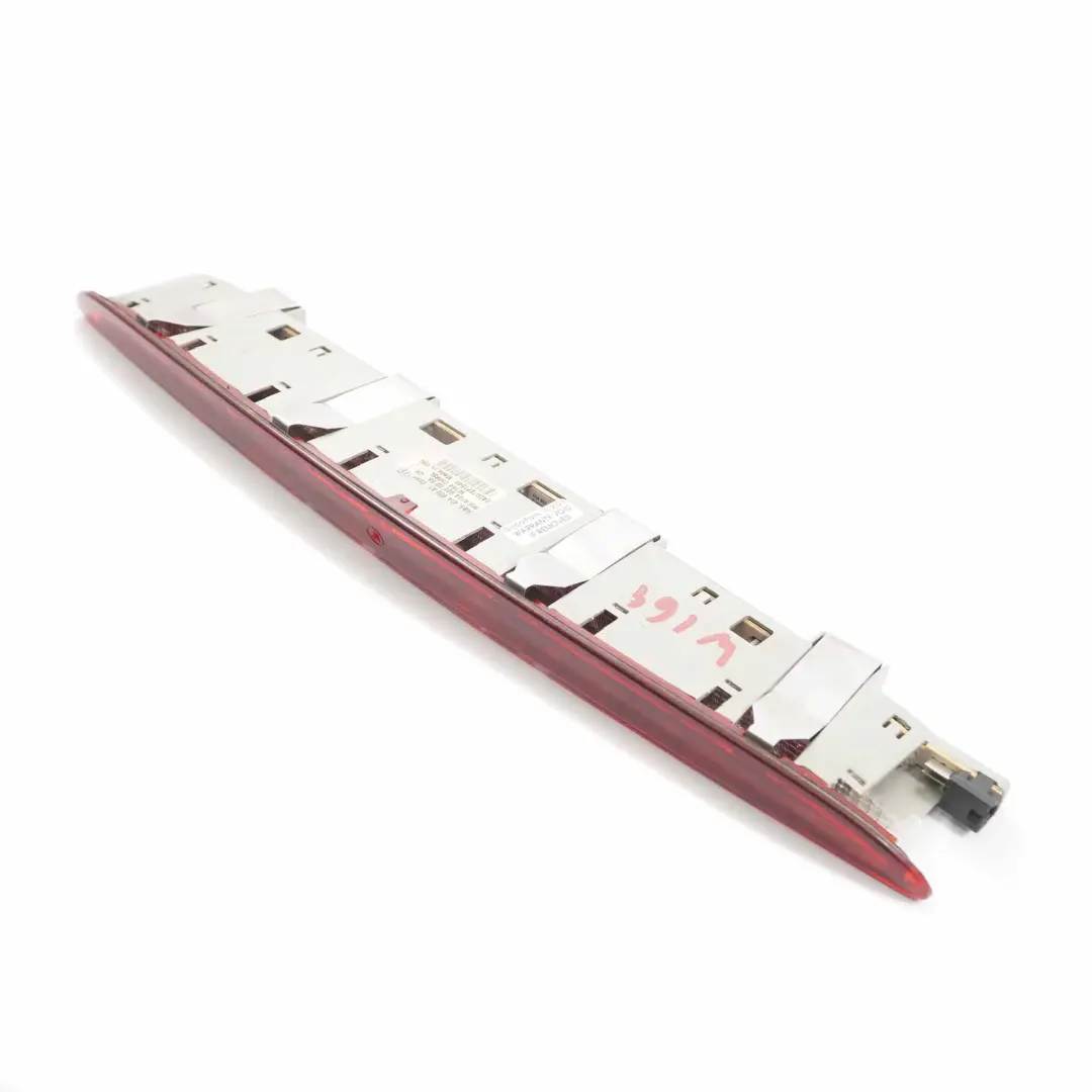 Terza luce di stop supplementare posteriore per Mercedes ML W164 con numero di parte A1648200256 Mercedes ML W164 Terza luce di stop supplementare posteriore - SKU A1648200256 - Numero di parte A1648200256