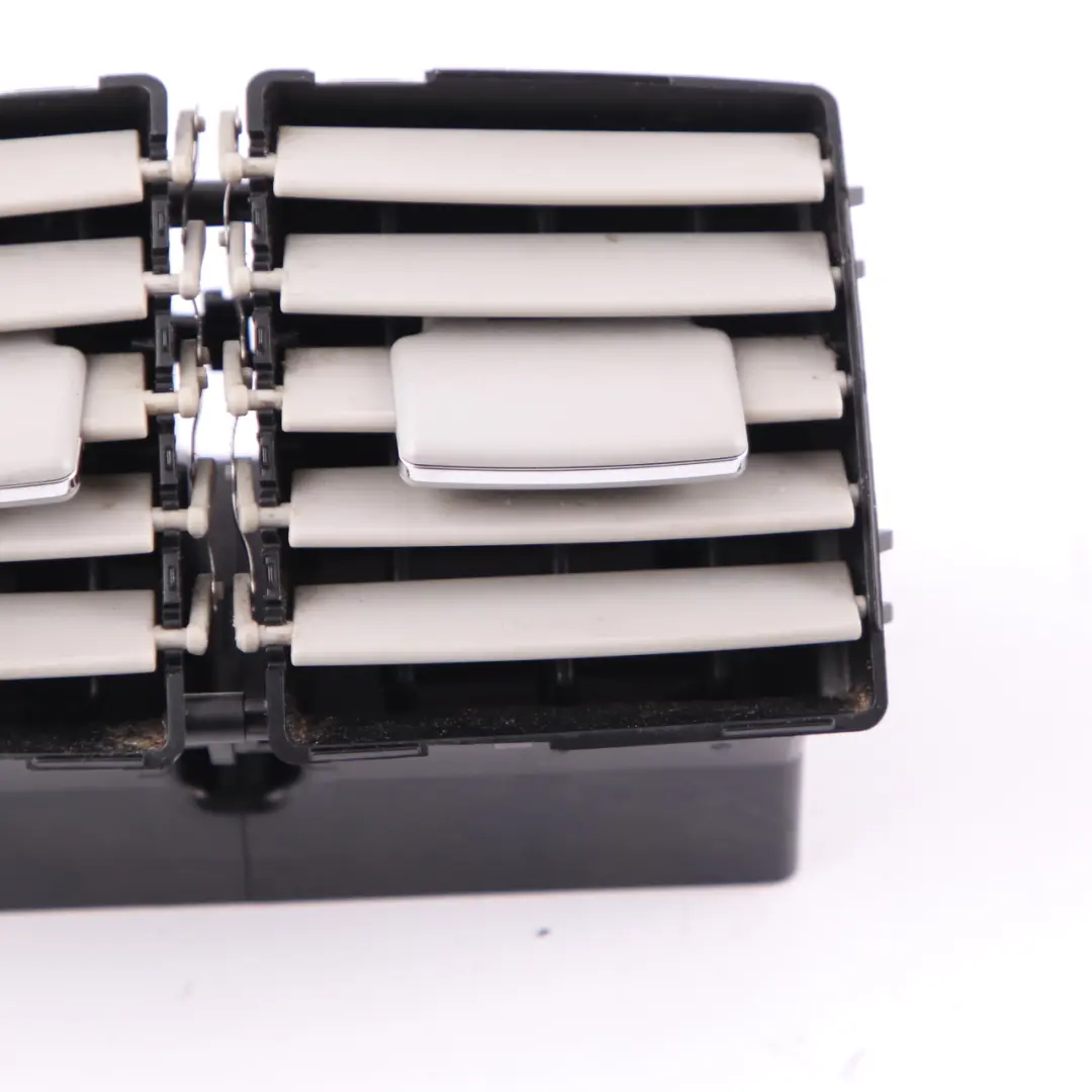 Mittelkonsole hinten Lüftungsdüse Grill grau für Mercedes ML W164 mit Teilenummer A1648300454 Mercedes ML W164 Mittelkonsole hinten Lüftungsdüse Grill grau - SKU A1648300454 - Teilenummer A1648300454