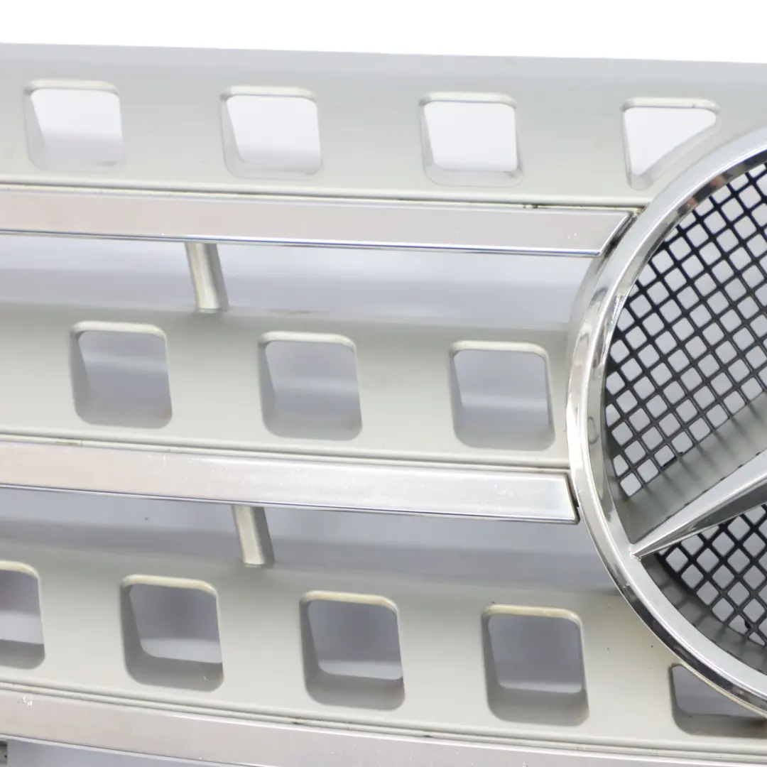 Grill Atrapa Chłodnicy Srebrna Aluminium do Mercedes ML W164 o numerze A1648801085 Mercedes ML W164 Grill Atrapa Chłodnicy Srebrna Aluminium - SKU A1648880141 - Numer Części A1648801085