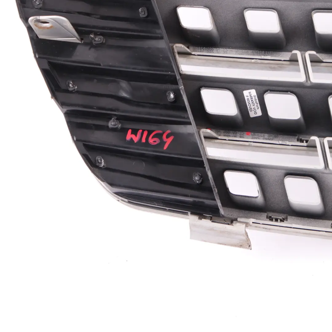 Pannello rivestimento griglia radiatore anteriore per Mercedes W164 con numero di parte A1648880323 Mercedes W164 Pannello rivestimento griglia radiatore anteriore - SKU A1648880323 - Numero di parte A1648880323