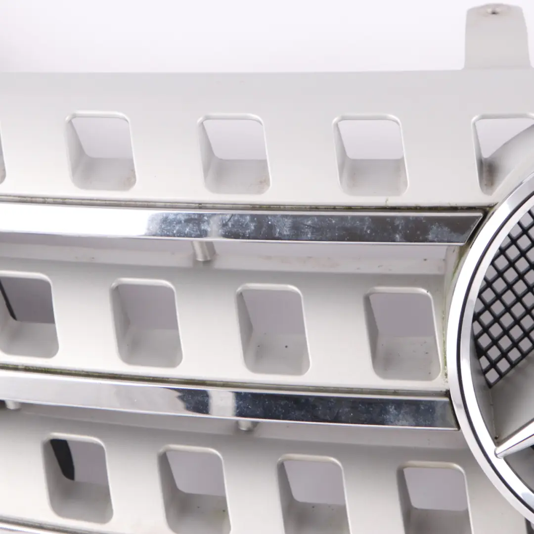 Pannello rivestimento griglia radiatore anteriore per Mercedes W164 con numero di parte A1648880323 Mercedes W164 Pannello rivestimento griglia radiatore anteriore - SKU A1648880323 - Numero di parte A1648880323