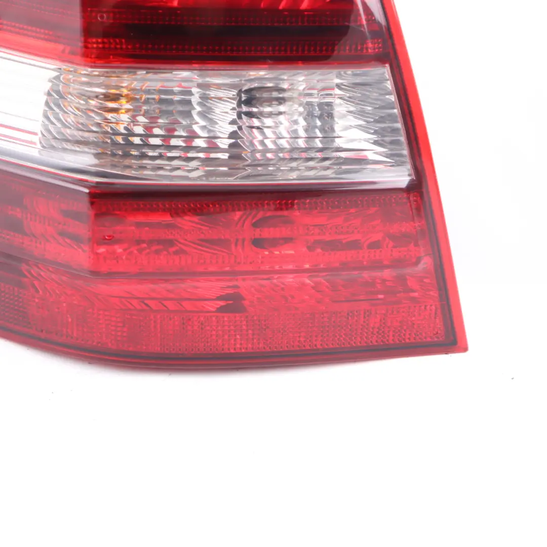 Feu arrière gauche Side Panel pour Mercedes ML W164 à propos du numéro de pièce A1649060700 Mercedes ML W164 Feu arrière gauche Side Panel - SKU A1649060700 - Numéro de pièce A1649060700