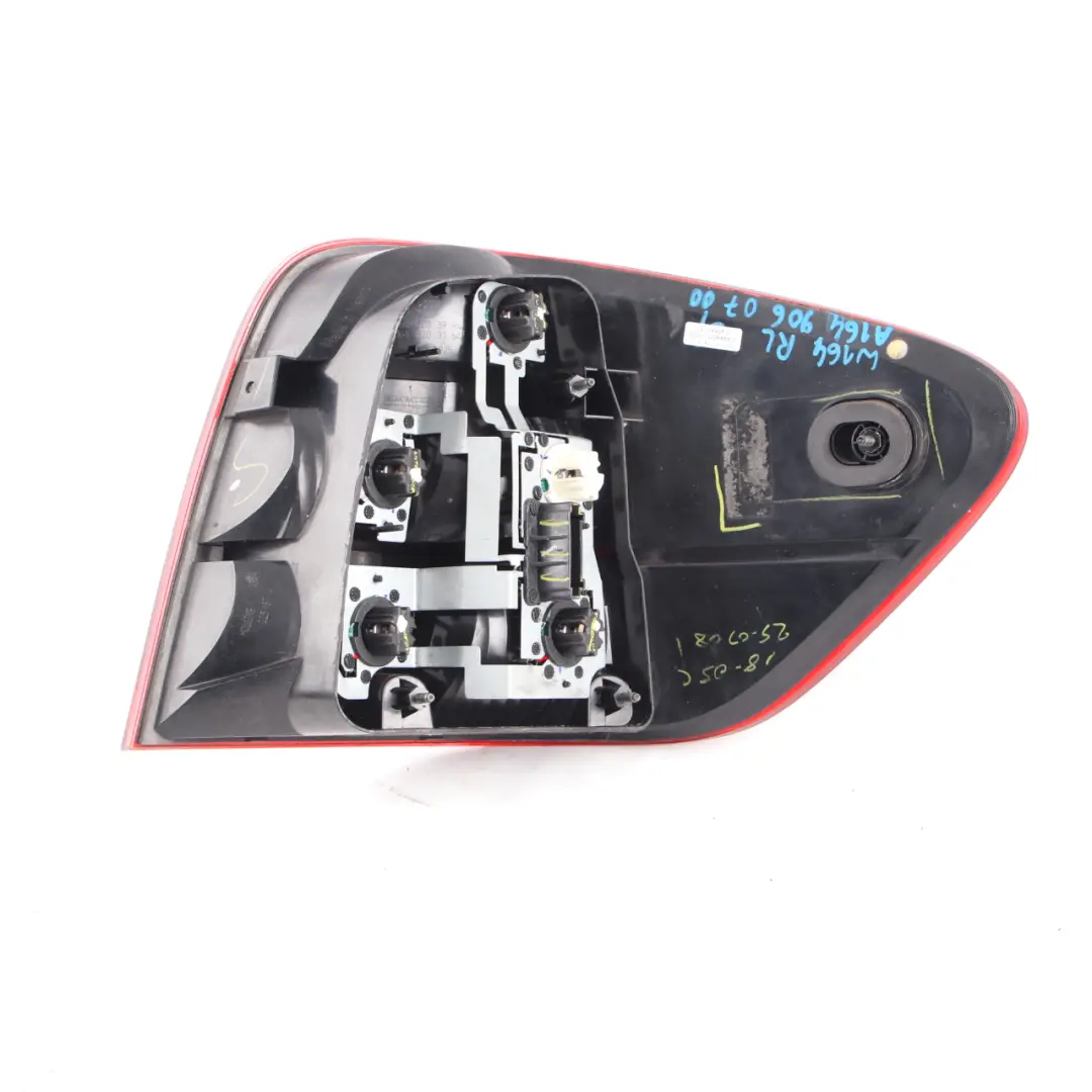 Feu arrière gauche Side Panel pour Mercedes ML W164 à propos du numéro de pièce A1649060700 Mercedes ML W164 Feu arrière gauche Side Panel - SKU A1649060700 - Numéro de pièce A1649060700