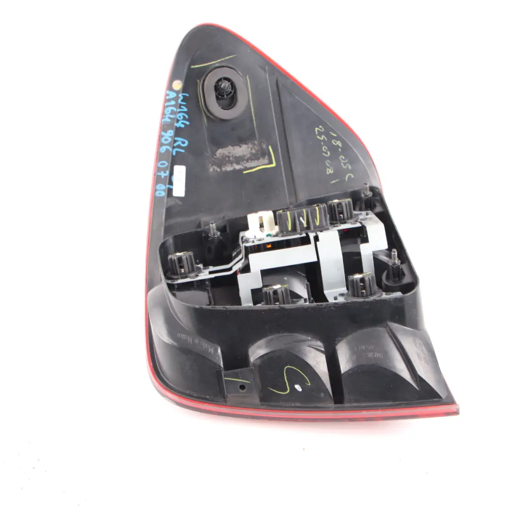 Feu arrière gauche Side Panel pour Mercedes ML W164 à propos du numéro de pièce A1649060700 Mercedes ML W164 Feu arrière gauche Side Panel - SKU A1649060700 - Numéro de pièce A1649060700