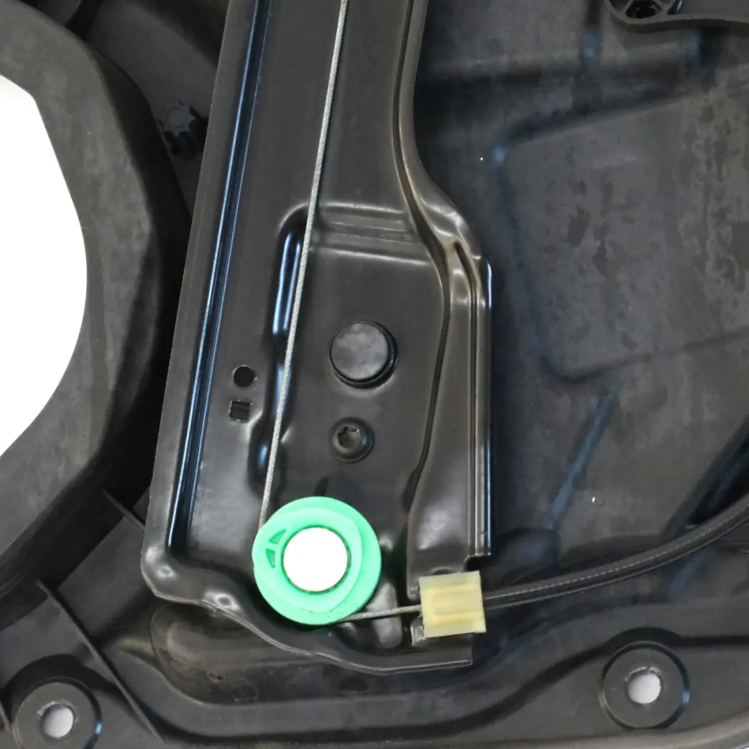 Mercedes W166 Mocowanie Boczka Podnośnik Szyby Drzwi Lewy Tył - SKU A1667201102-1 - Numer Części A1667201102