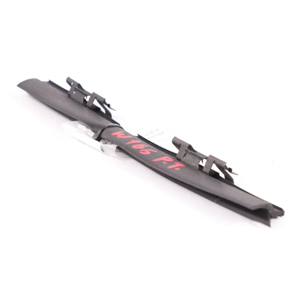 GLE350 W166 Hinteres rechtes Türfenster innere Dichtungsleiste für Mercedes mit Teilenummer A1667300224 Mercedes GLE350 W166 Hinteres rechtes Türfenster innere Dichtungsleiste - SKU A1667300224 - Teilenummer A1667300224