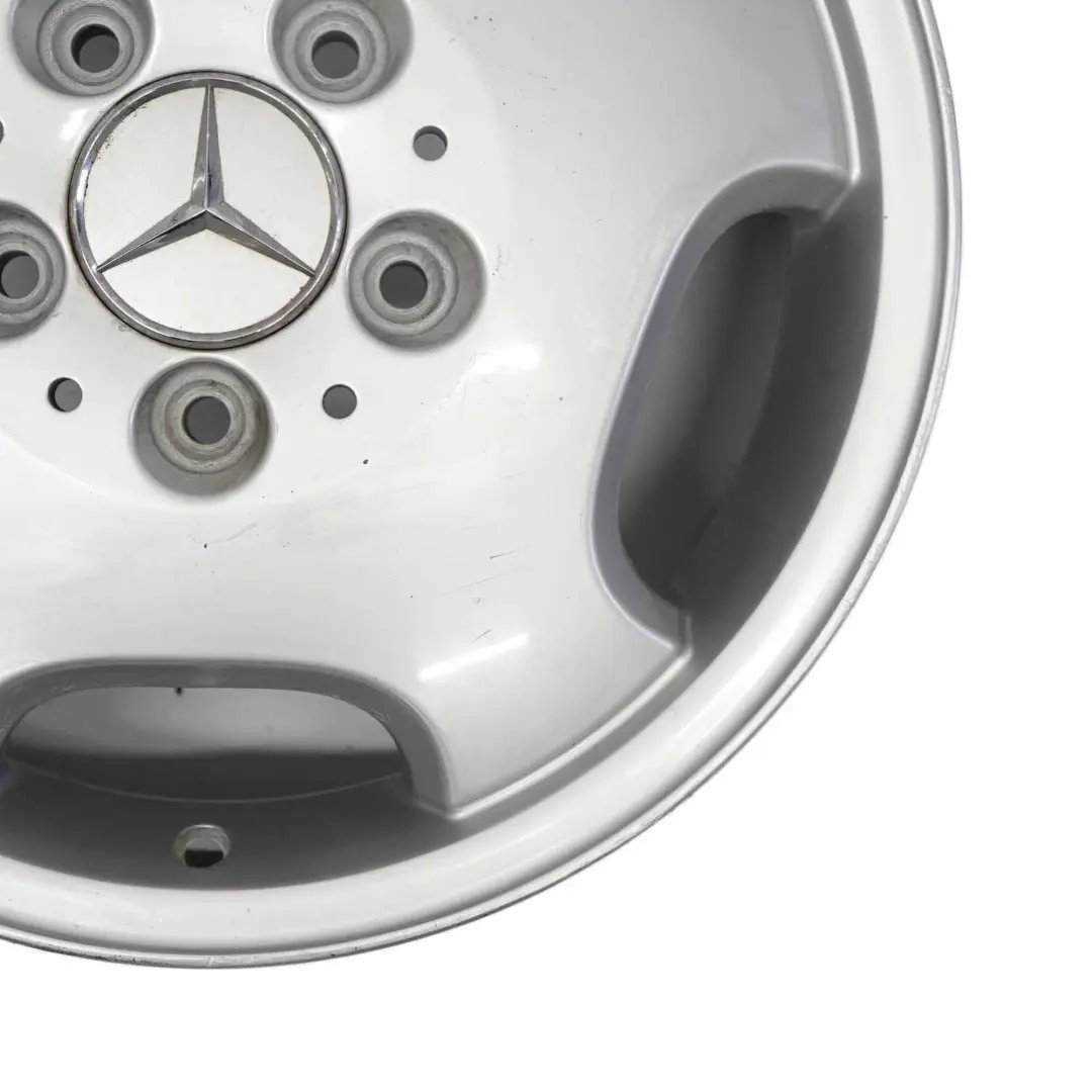 Silberne Leichtmetallfelge 15" 5.5J ET:54 für Mercedes W168 mit Teilenummer A1684011702 Mercedes W168 Silberne Leichtmetallfelge 15" 5.5J ET:54 - SKU A1684011702-1 - Teilenummer A1684011702