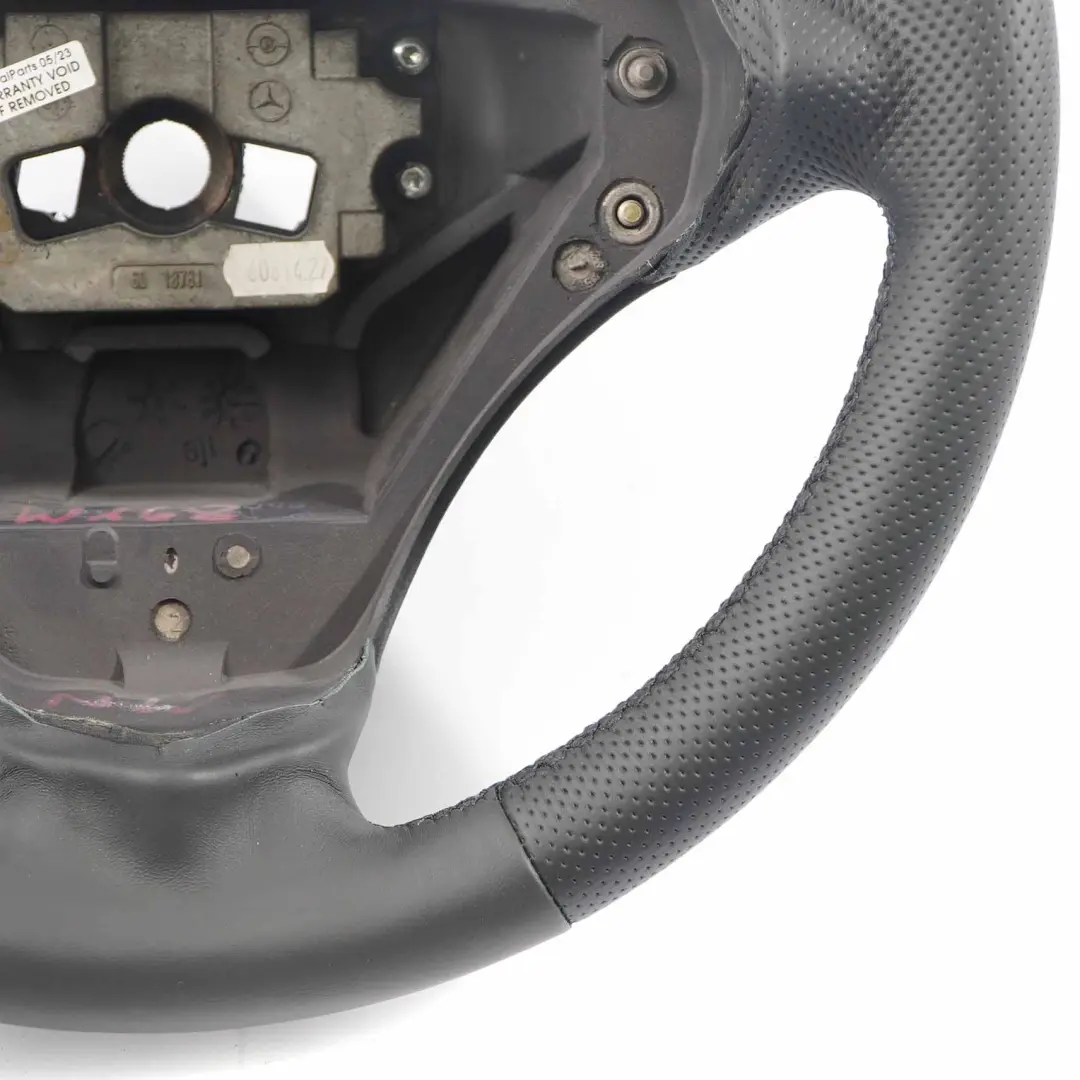 Mercedes-Benz Classe A W168 NUOVO Volante in pelle con filettature nere per con numero di parte A1684600803 Mercedes-Benz Classe A W168 NUOVO Volante in pelle con filettature nere - SKU A1684600803-1 - Numero di parte A1684600803