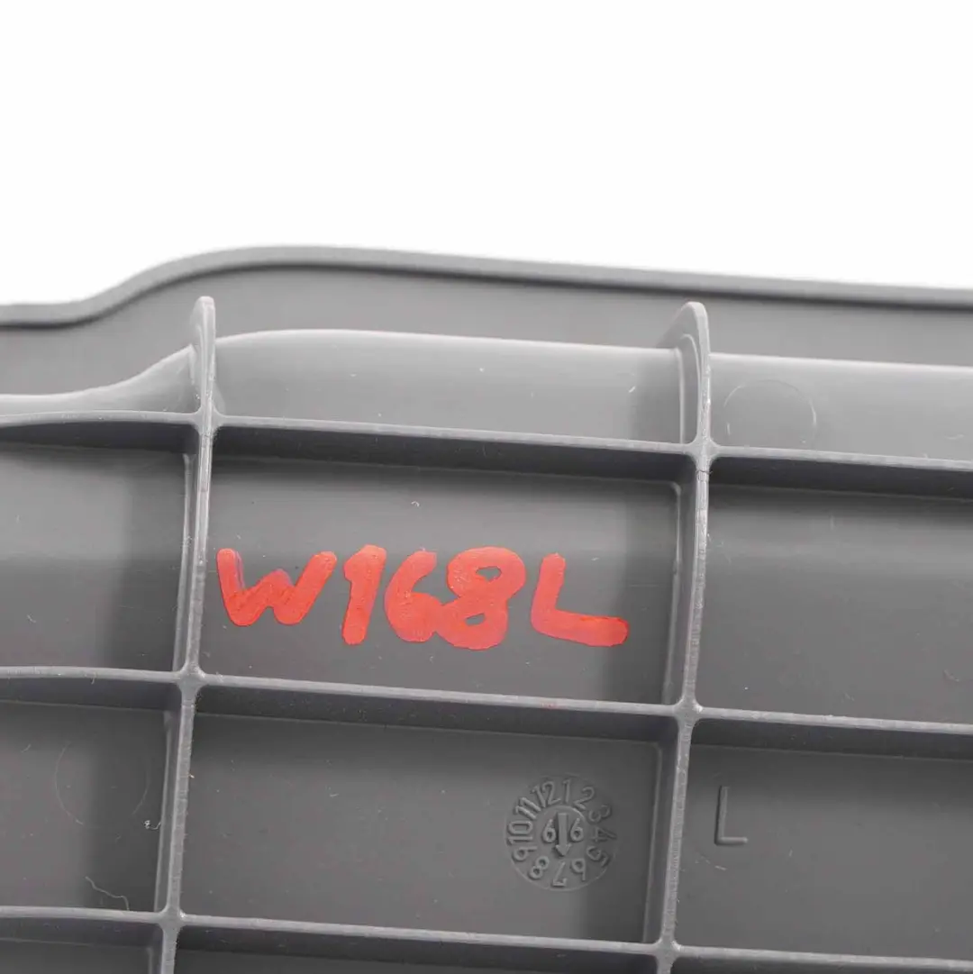 Kofferraumverkleidung Gepäckraum Hinten Links Schwarz für Mercedes W168 mit Teilenummer A1686930127 Mercedes W168 Kofferraumverkleidung Gepäckraum Hinten Links Schwarz - SKU A1686930127 - Teilenummer A1686930127