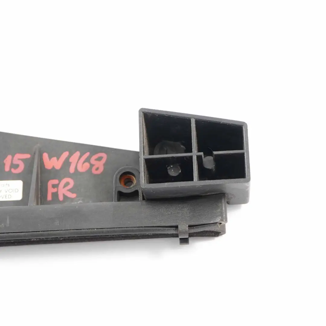 Listwa Szyby Drzwi Prawy Przód do Mercedes W168 o numerze A1687200415 Mercedes W168 Listwa Szyby Drzwi Prawy Przód - SKU A1687200415 - Numer Części A1687200415