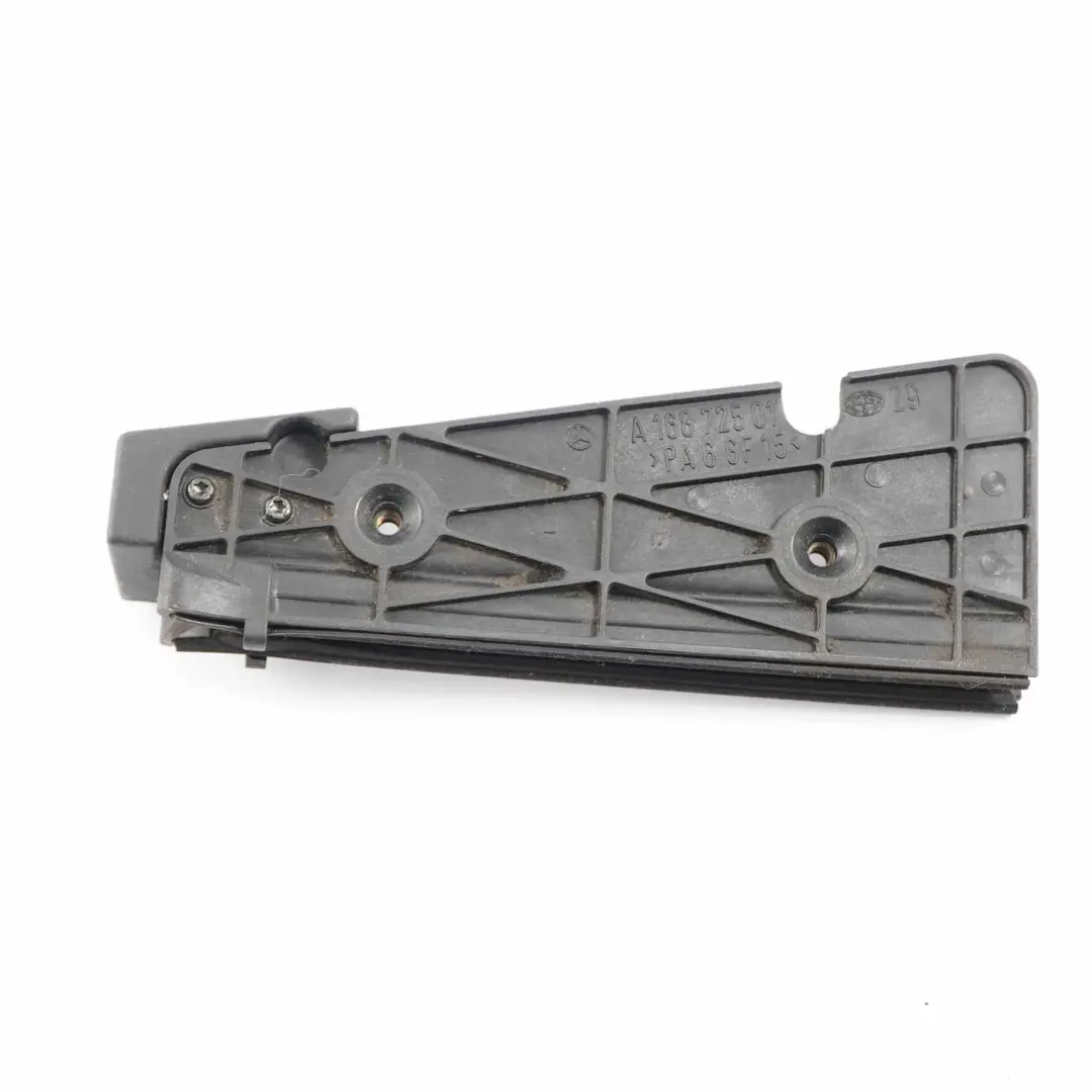 Delantero Derecho Puerta Ventana Guia para Mercedes W168 con número de pieza A1687200415 Mercedes W168 Delantero Derecho Puerta Ventana Guia - SKU A1687200415 - Número de pieza A1687200415
