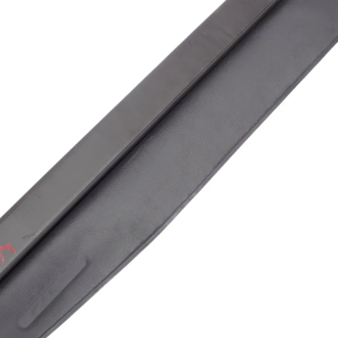 Scaffale Area Baule Posteriore Portaoggetti a Rullo Nero per Mercedes W168 con numero di parte A1688600175 Mercedes W168 Scaffale Area Baule Posteriore Portaoggetti a Rullo Nero - SKU A1688600175 - Numero di parte A1688600175