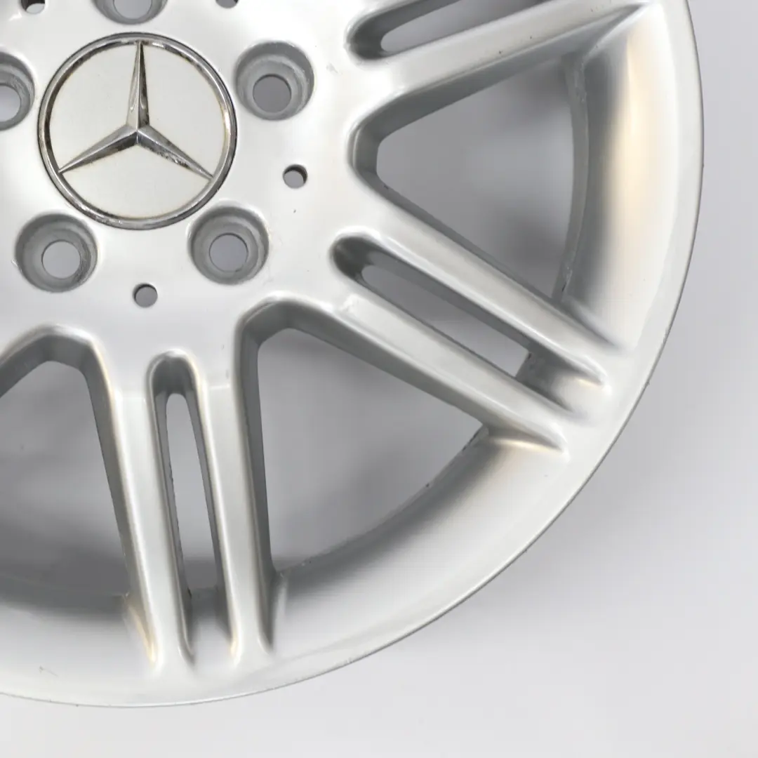 Silberne Leicht metall felge 16" 6J ET:46 für Mercedes W169 mit Teilenummer A1694010802 Mercedes W169 Silberne Leicht metall felge 16" 6J ET:46 - SKU A1694010802-1 - Teilenummer A1694010802